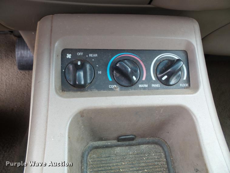 image for item J4788 2001 Ford Expedition Eddie Bauer SUV