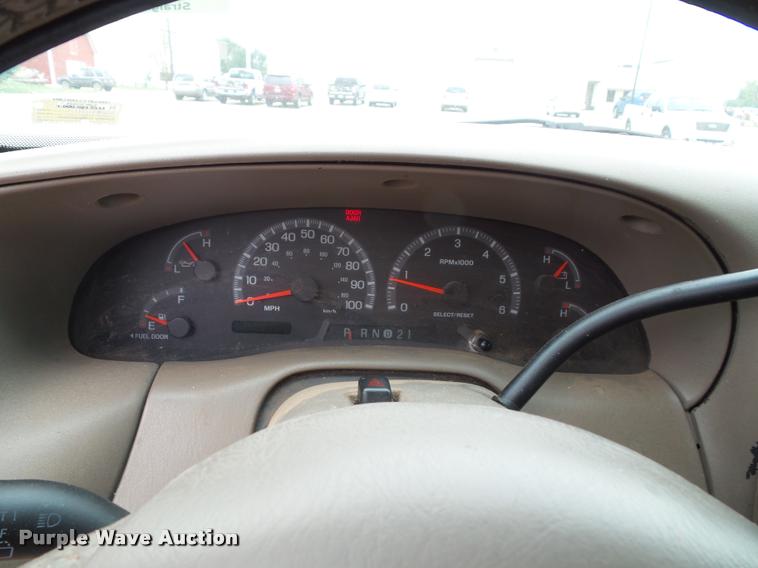 image for item J4788 2001 Ford Expedition Eddie Bauer SUV