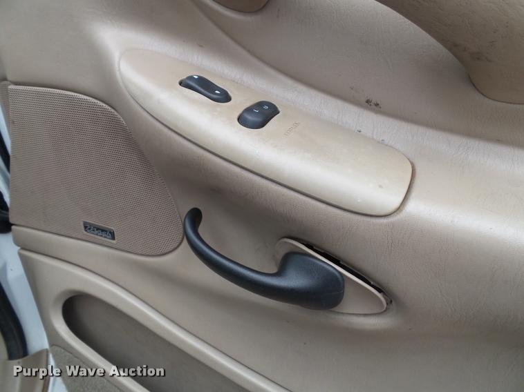 image for item J4788 2001 Ford Expedition Eddie Bauer SUV