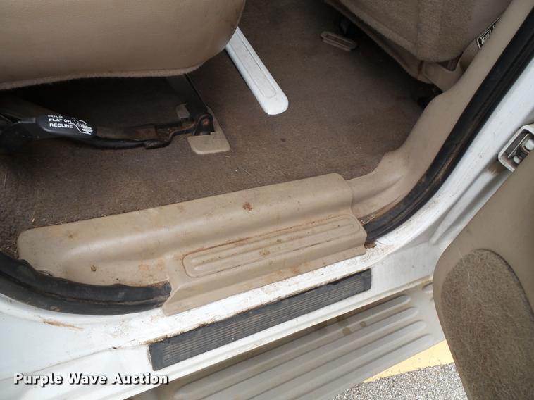 image for item J4788 2001 Ford Expedition Eddie Bauer SUV