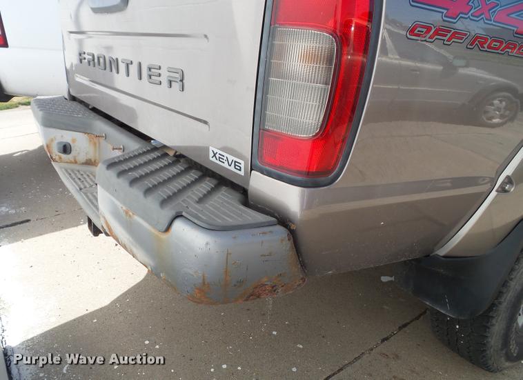image for item K8192 2004 Nissan Frontier King Cab pickup truck