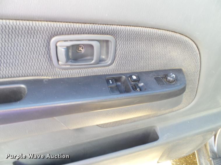 image for item K8192 2004 Nissan Frontier King Cab pickup truck