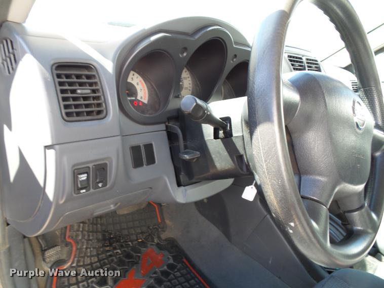 image for item K8192 2004 Nissan Frontier King Cab pickup truck