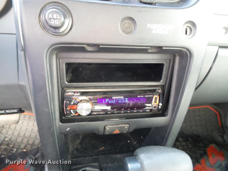 image for item K8192 2004 Nissan Frontier King Cab pickup truck