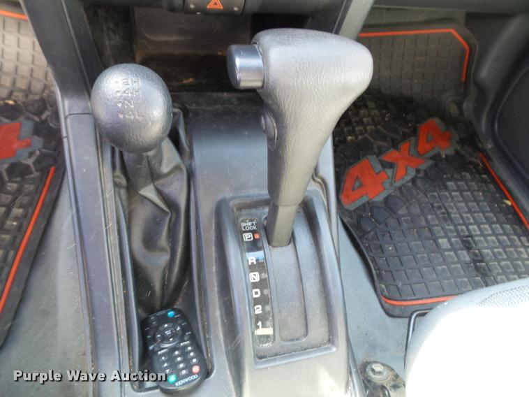 image for item K8192 2004 Nissan Frontier King Cab pickup truck