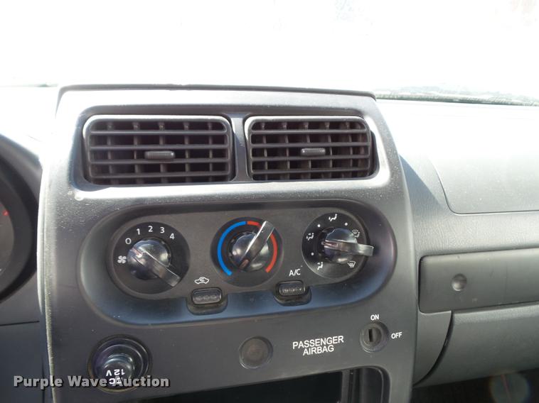 image for item K8192 2004 Nissan Frontier King Cab pickup truck