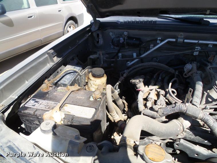 image for item K8192 2004 Nissan Frontier King Cab pickup truck