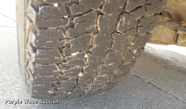 image for item K8192 2004 Nissan Frontier King Cab pickup truck