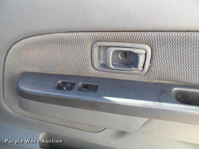 image for item K8192 2004 Nissan Frontier King Cab pickup truck