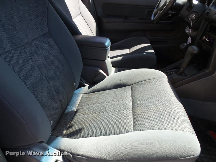 image for item K8192 2004 Nissan Frontier King Cab pickup truck