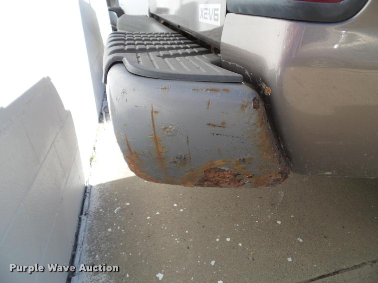 image for item K8192 2004 Nissan Frontier King Cab pickup truck