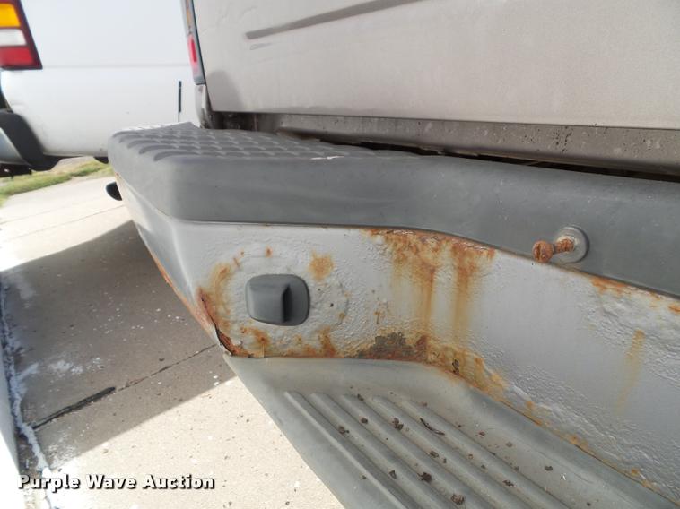 image for item K8192 2004 Nissan Frontier King Cab pickup truck