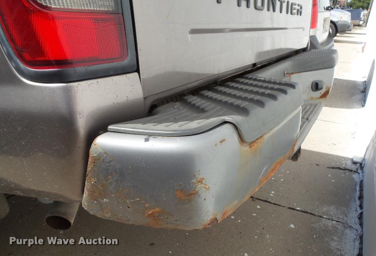 image for item K8192 2004 Nissan Frontier King Cab pickup truck