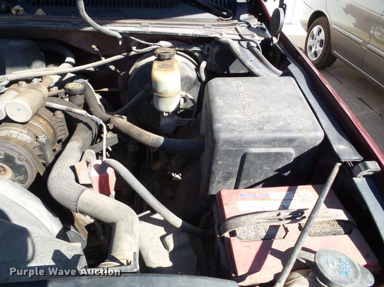 image for item K8197 2000 Chevrolet Silverado 1500 pickup truck