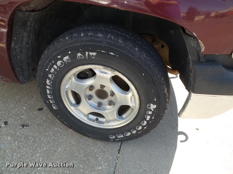 image for item K8197 2000 Chevrolet Silverado 1500 pickup truck