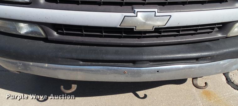 image for item K8197 2000 Chevrolet Silverado 1500 pickup truck