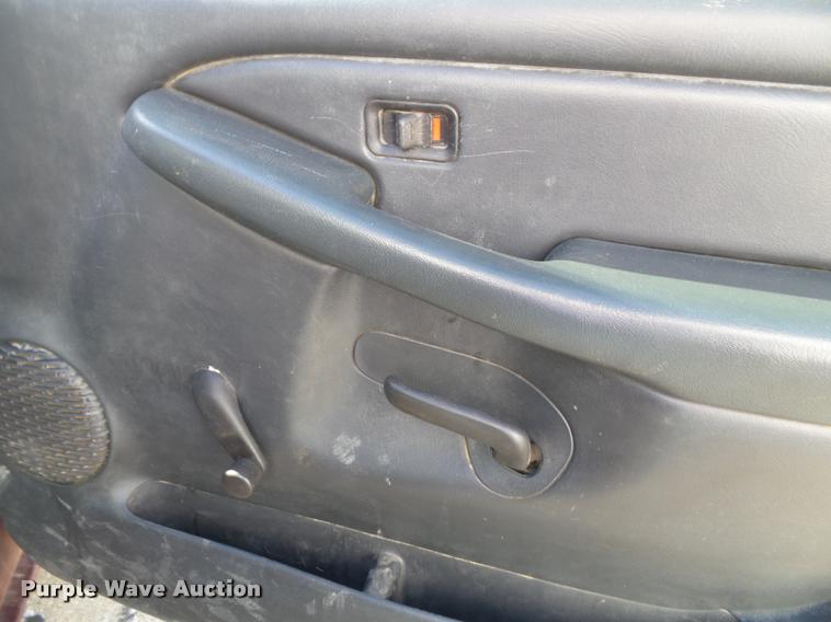 image for item K8197 2000 Chevrolet Silverado 1500 pickup truck