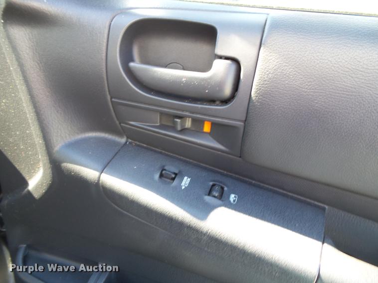 image for item K8199 2002 Dodge Dakota Sport Quad Cab pickup truck