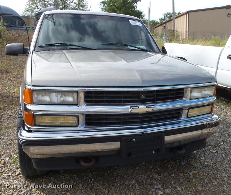 image for item K8239 1999 Chevrolet Suburban K1500 SUV