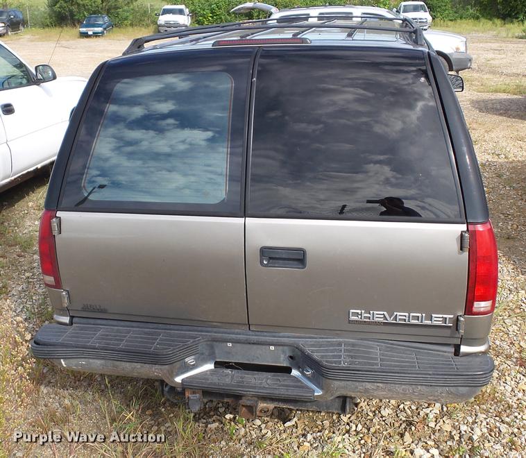 image for item K8239 1999 Chevrolet Suburban K1500 SUV