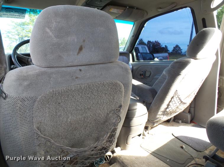image for item K8239 1999 Chevrolet Suburban K1500 SUV