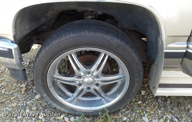 image for item K8239 1999 Chevrolet Suburban K1500 SUV