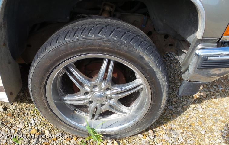 image for item K8239 1999 Chevrolet Suburban K1500 SUV