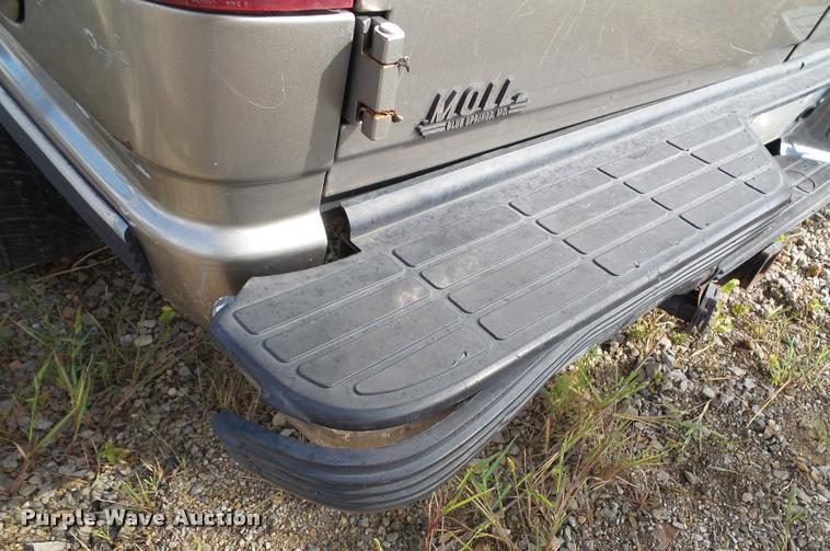 image for item K8239 1999 Chevrolet Suburban K1500 SUV