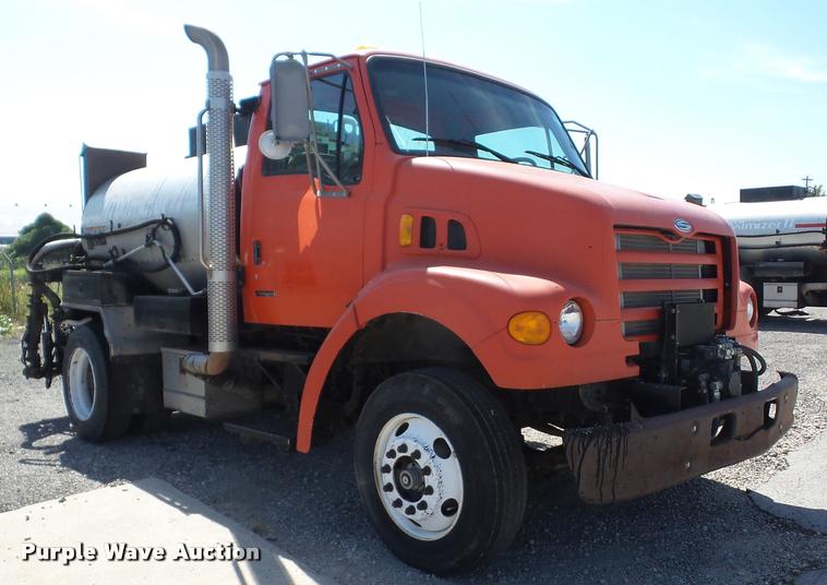 image for item AG9367 2000 Sterling L7501 oil distribution truck