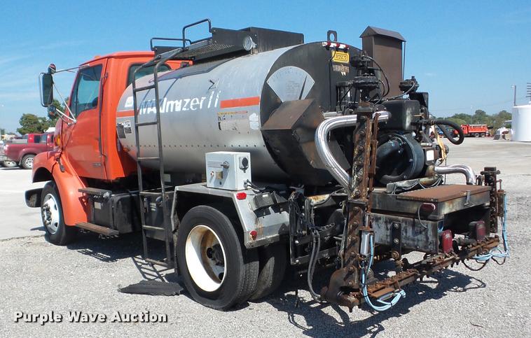 image for item AG9368 2000 Sterling L7501 oil distributor truck