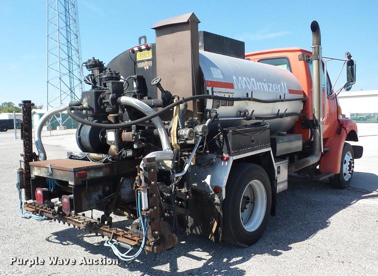 image for item AG9368 2000 Sterling L7501 oil distributor truck