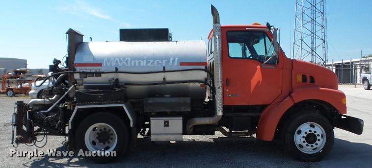 image for item AG9368 2000 Sterling L7501 oil distributor truck