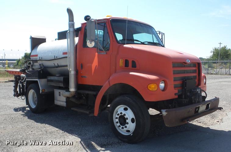 image for item AG9368 2000 Sterling L7501 oil distributor truck