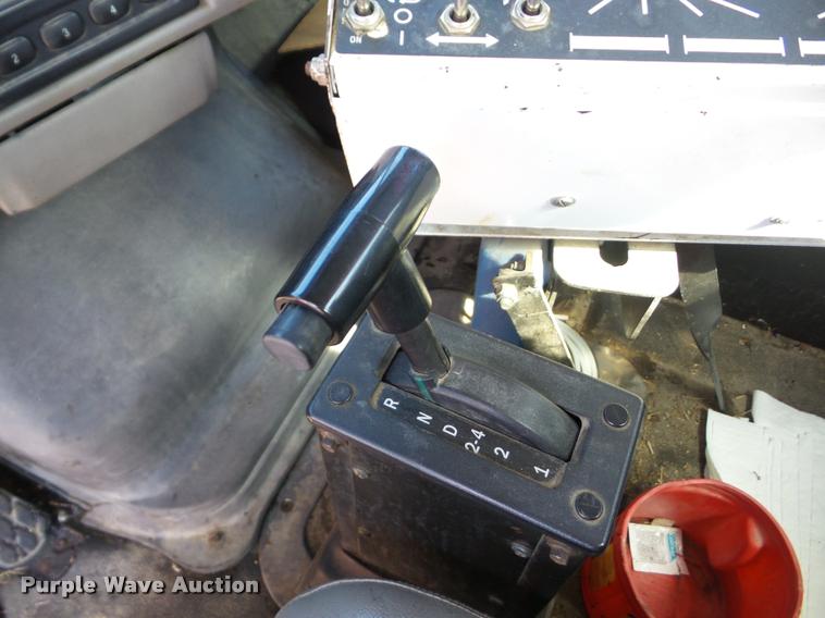 image for item AG9368 2000 Sterling L7501 oil distributor truck