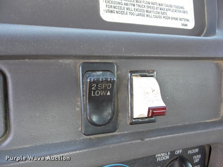 image for item AG9368 2000 Sterling L7501 oil distributor truck