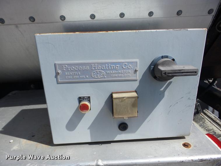 image for item AG9368 2000 Sterling L7501 oil distributor truck