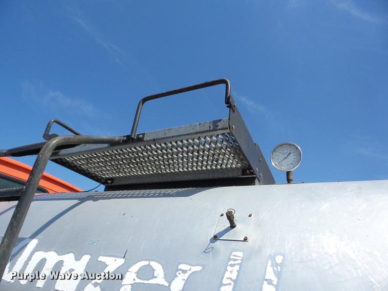 image for item AG9368 2000 Sterling L7501 oil distributor truck