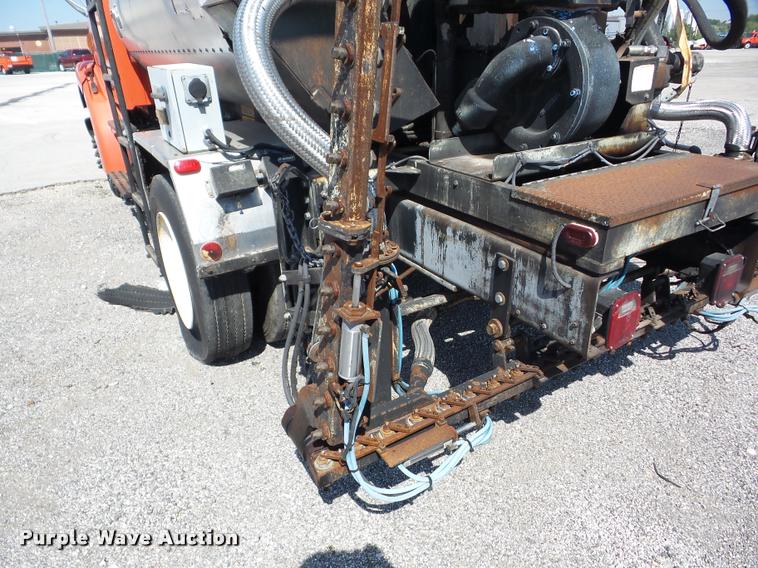 image for item AG9368 2000 Sterling L7501 oil distributor truck