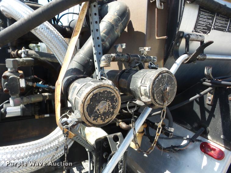 image for item AG9368 2000 Sterling L7501 oil distributor truck