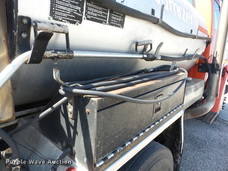 image for item AG9368 2000 Sterling L7501 oil distributor truck