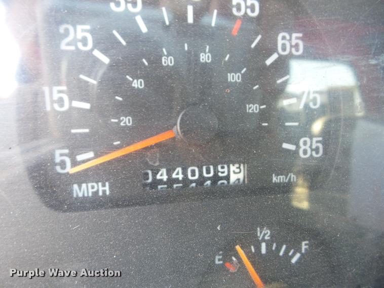 image for item AG9369 2000 Sterling L7500 oil distributor truck