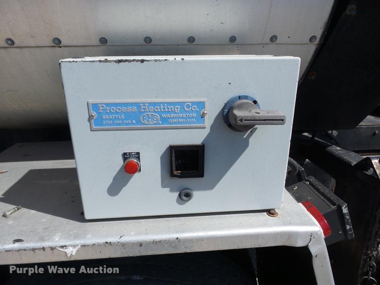 image for item AG9369 2000 Sterling L7500 oil distributor truck