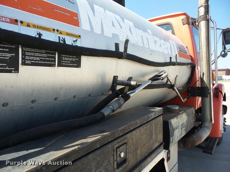 image for item AG9369 2000 Sterling L7500 oil distributor truck