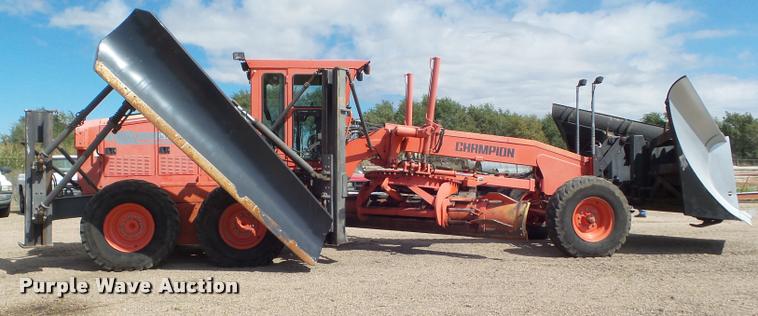 image for item DA4538 2000 Champion 710A Series 6 motor grader