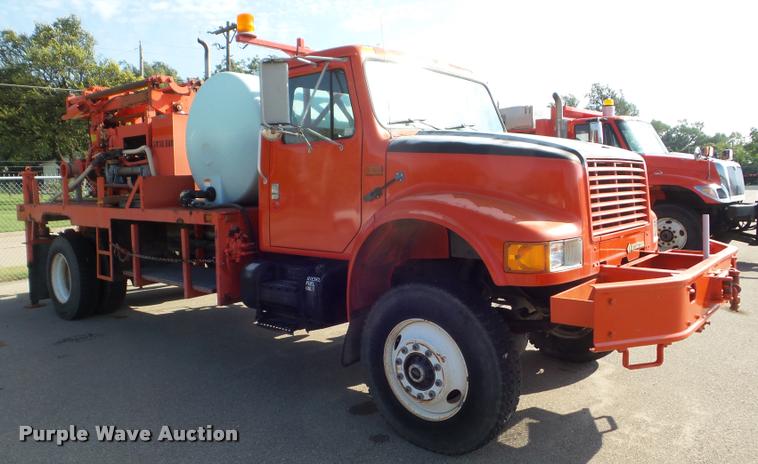 image for item J5083 1993 International 4800 digger derrick truck