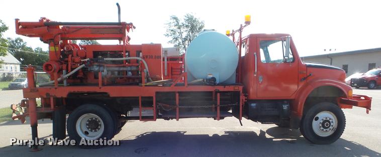 image for item J5083 1993 International 4800 digger derrick truck
