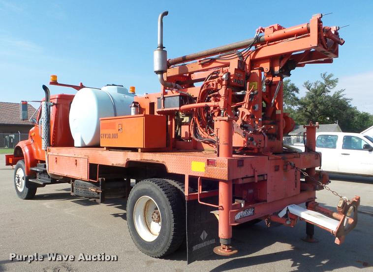image for item J5083 1993 International 4800 digger derrick truck
