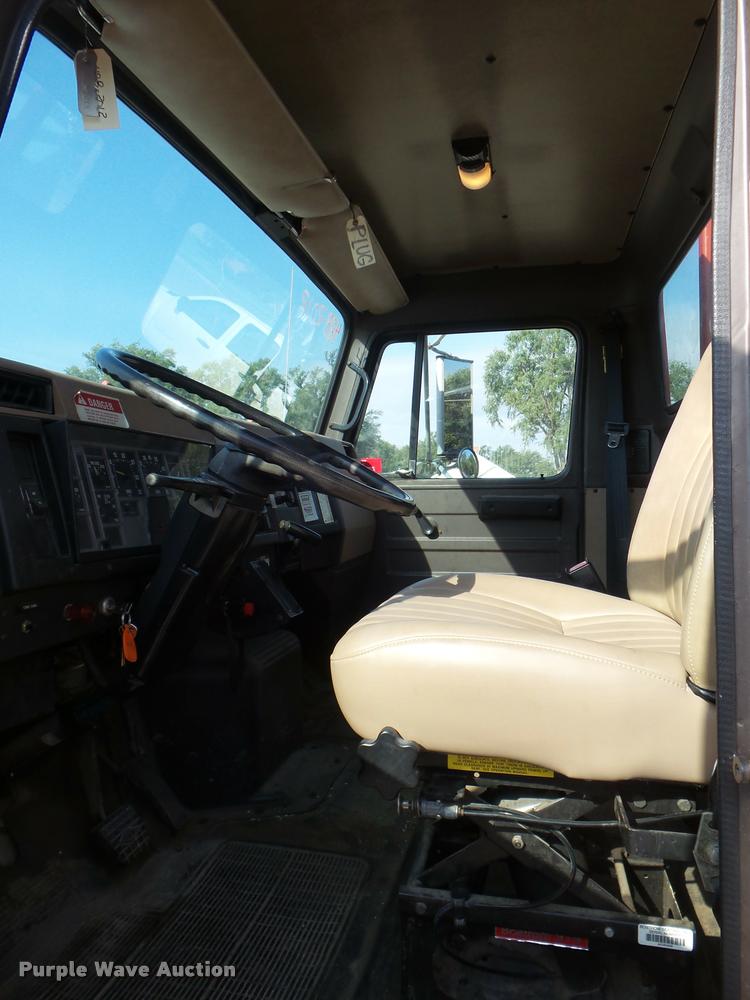 image for item J5083 1993 International 4800 digger derrick truck