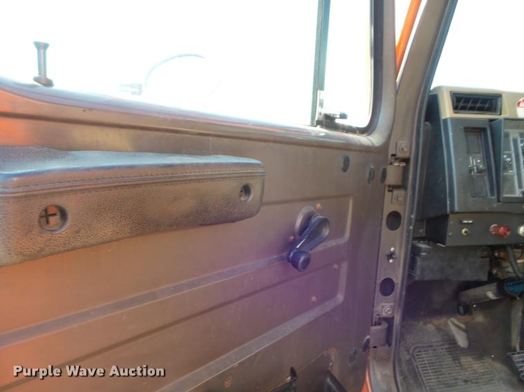 image for item J5083 1993 International 4800 digger derrick truck