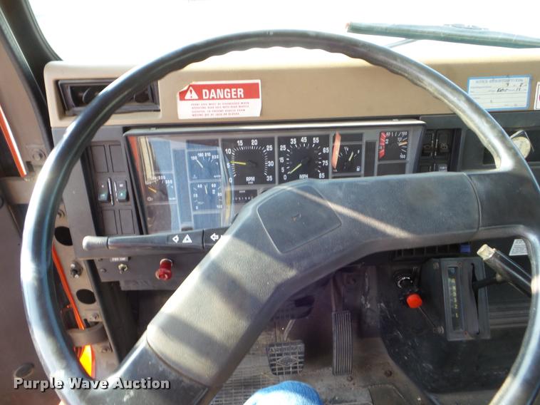 image for item J5083 1993 International 4800 digger derrick truck